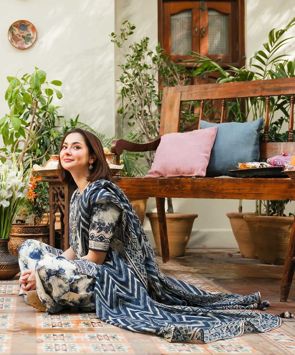 Luxury Lawn Stitched Suit 3 piece - 2025 - LE-04