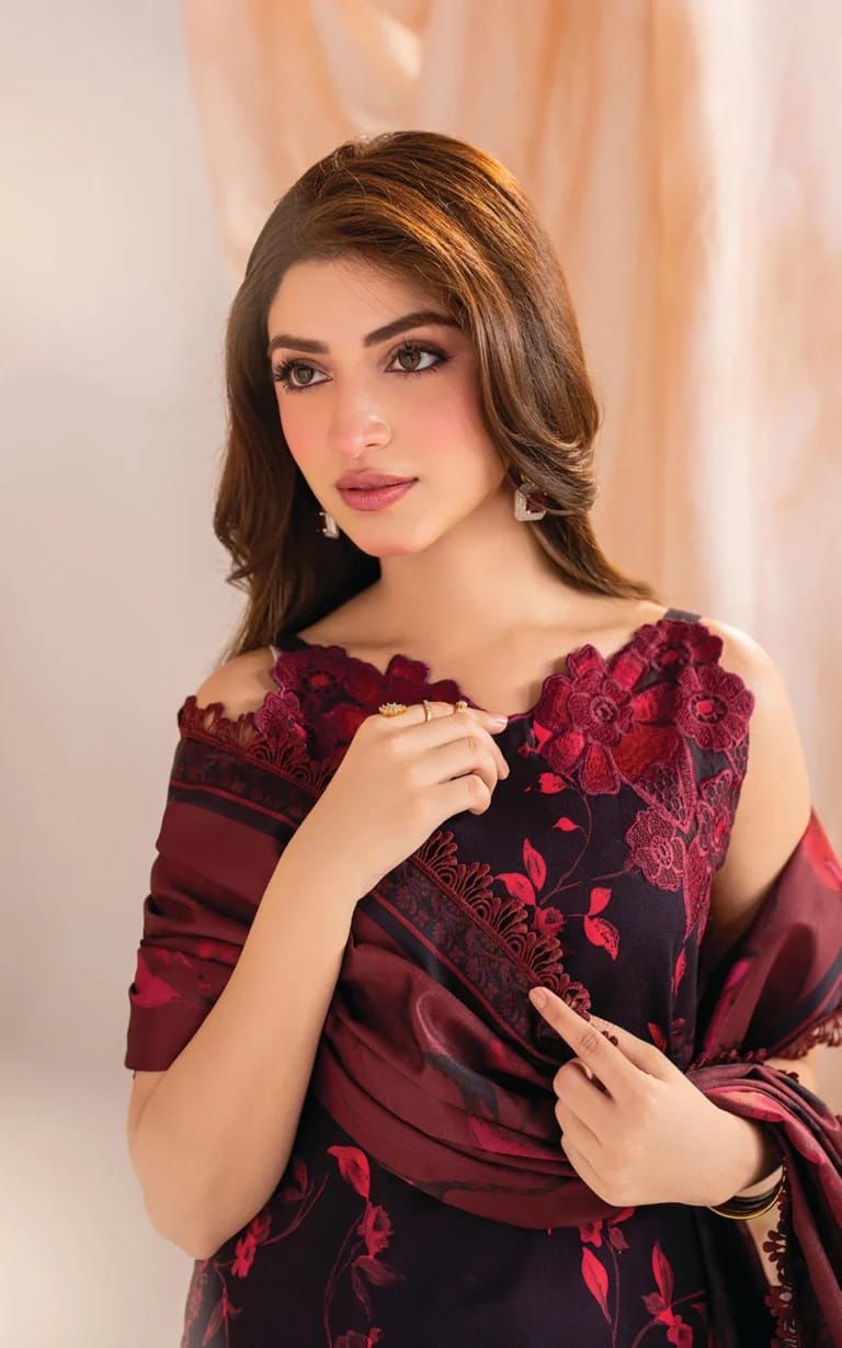 Luxury Lawn Stitched Suit 3 piece - 2025 - LE-07